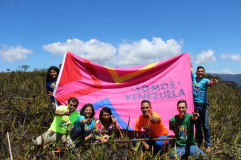 En el Parque Nacional Canaima ondea la bandera del Movimiento Somos Venezuela